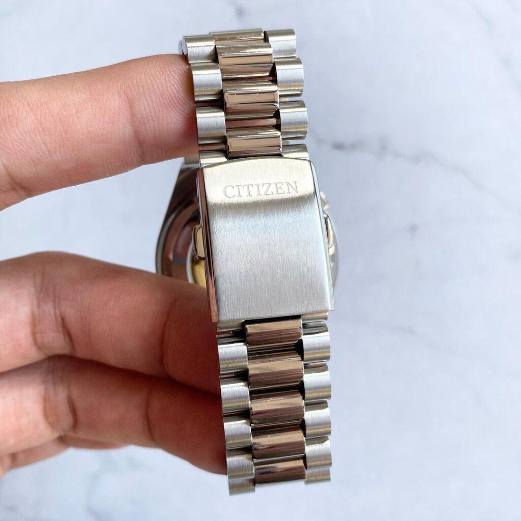 Close-up of the bracelet and clasp of the Citizen Tsuyosa NJ0151-88M.