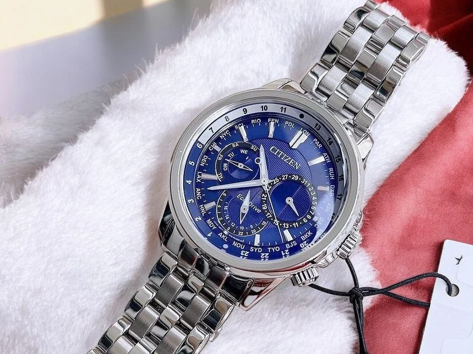 Citizen Calendrier BU2021-51L resting on a plush white and red surface.
